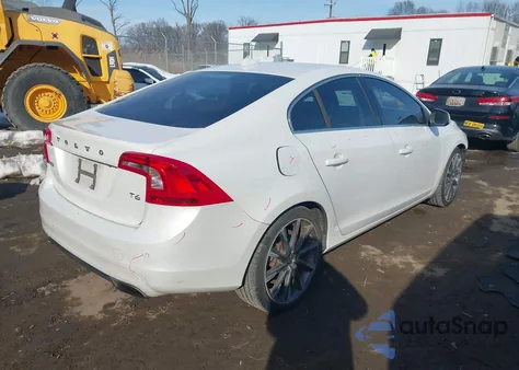 2015 Volvo S60 T6 Platinum из США, поврежденный, VIN YV149MFM5F1333168